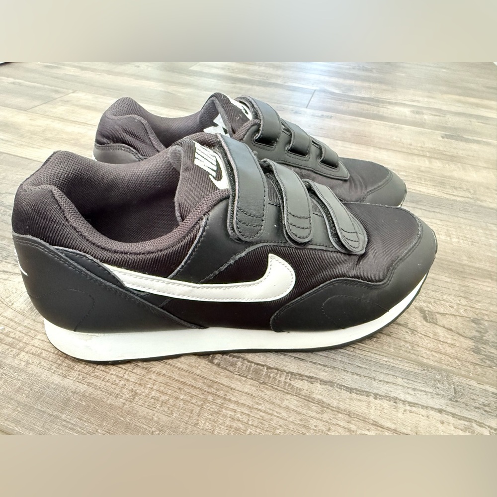 Nike Women’s Outburst Velcro Strap Sneaker 10